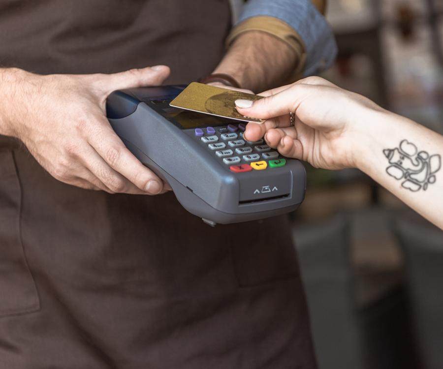 Foto: Kontaktloses Zahlen mit der girocard boomt