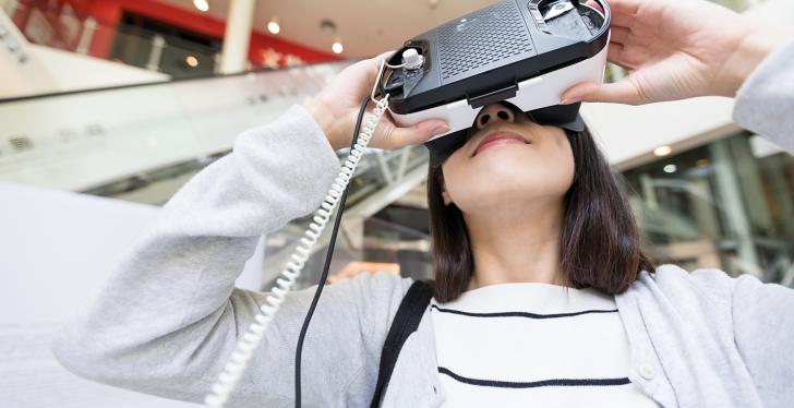 Frau mit VR-Brille im Einkaufszentrum