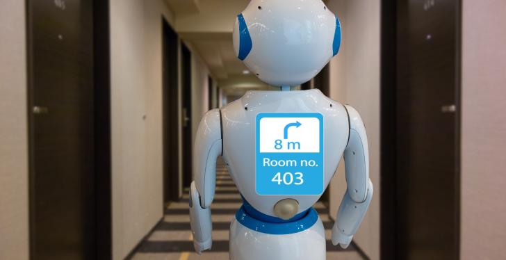 weißer humanoider Roboter mit Bildschirm im Gang eines Hotels...