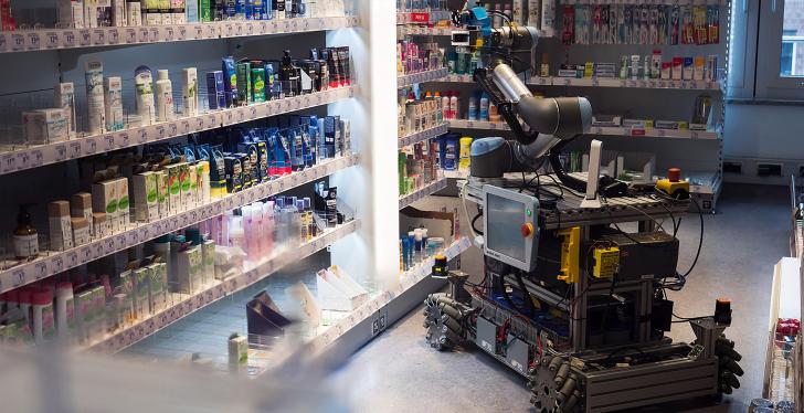 Ein Roboter zwischen Regalen in einem Drogeriemarkt...