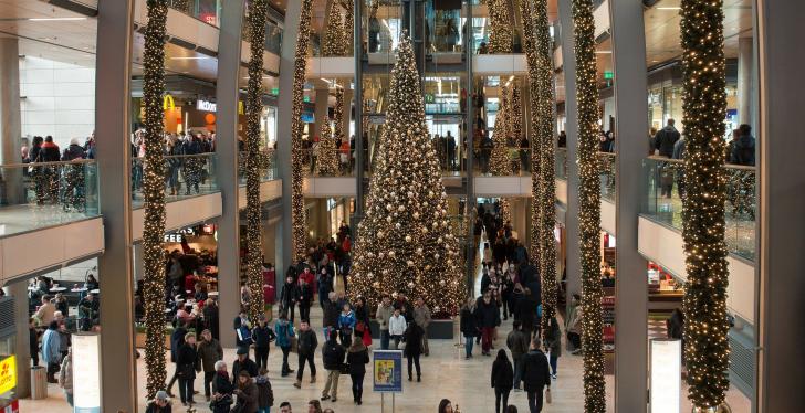 Blick in ein weihnachtlich geschmücktes Shoppingcenter mit beleuchtetem...