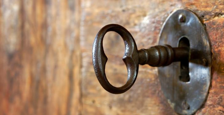 Ein alter Schlüssel in einem Türschloss