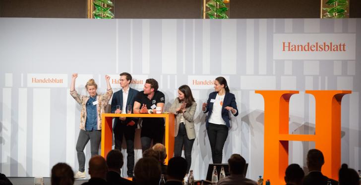 Eine Gruppe junger Leute auf einer Bühne