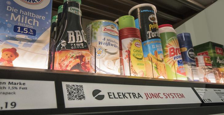 Regalbrett im Supermarkt mit Lebensmitteln und einem digitalen Regalschild...