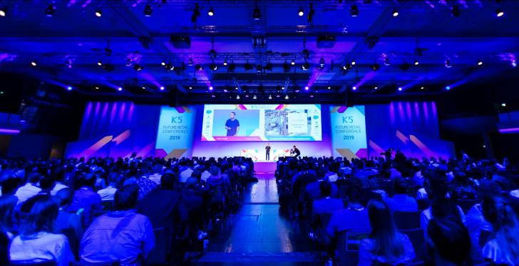 Vortrag auf einer Bühne bei dem K5 Future Retail Event...