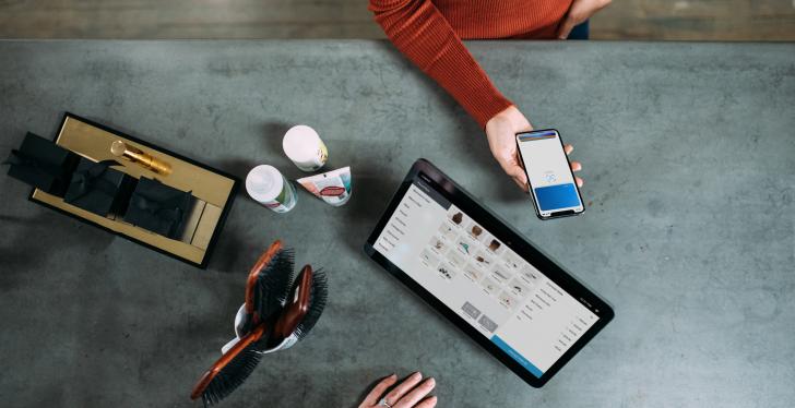 Bezahlvorgang mit dem Smartphone am POS