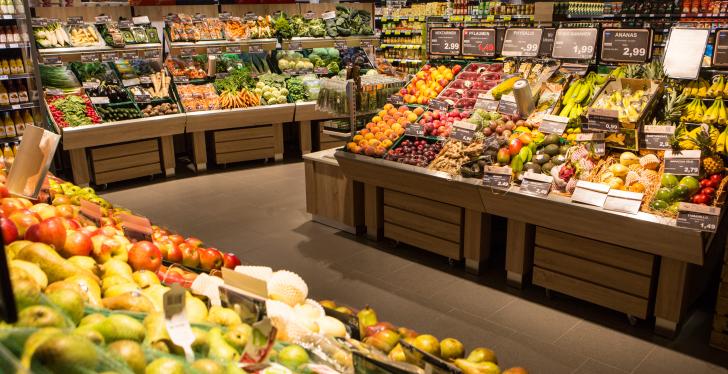 Große Obst- und Gemüseabteilung in einem Supermarkt...