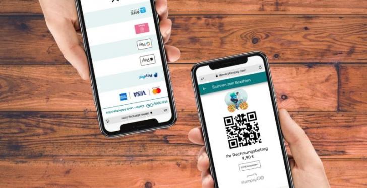 Der Kunde scannt kontaktlos den QR-Code und zahlt die Bestellung bequem mit dem...