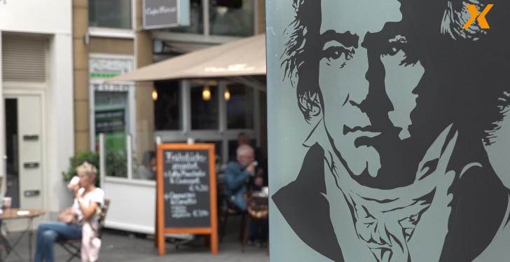 Schild mit Beethovenmotiv vor Café in Bonn; c: iXtenso...