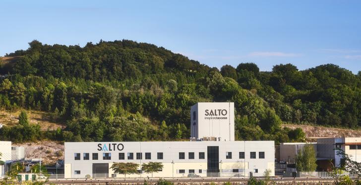 Landschaft mit Firmengebäude von Salto