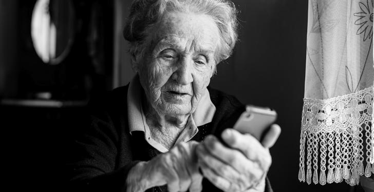 Eine Seniorin benutzt ein Smartphone, bild in Schwarzweiß; copyright:...