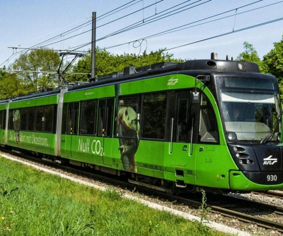 Foto: Straßenbahn befördert Personen und Waren