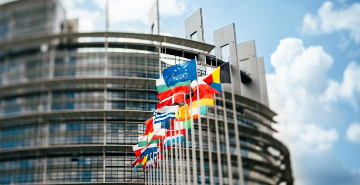 Europäische Flaggen vor Gebäude; copyright: PantherMedia/ifeelstock...