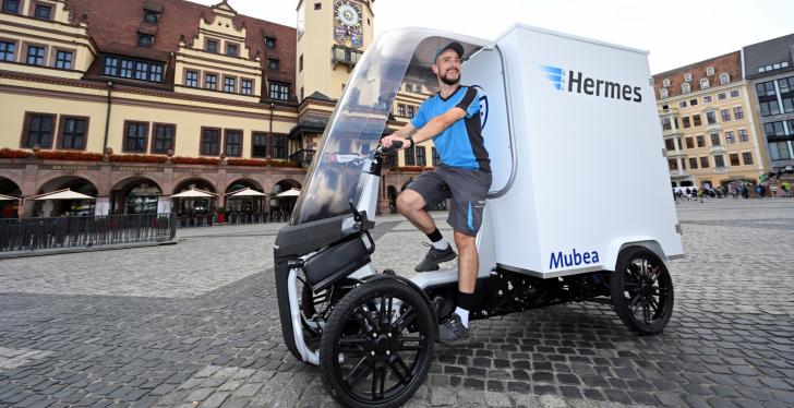 Hermes-Fahrer vor Cargobike in Leipzig