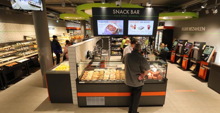 SnackbarTheke mit Digital Signage im Supermarkt