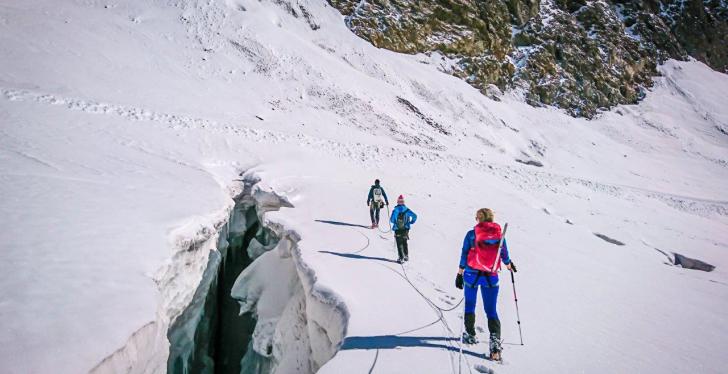 Drei Wanderer auf einem schneebdeckten Berg