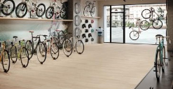 Keramischer Bodenbelag in einem Shop mit Fahrrädern...