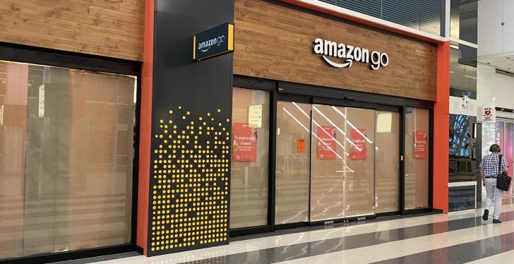 Einkaufszentrum mit einer geschlossenen Amazon Go-Filiale...