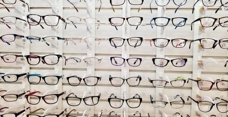 Viele verschiedene Brillen nebeneinander in einem Brillenregal; copyright:...
