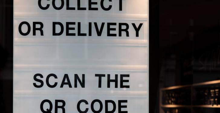 Bild: Ein Schild mit der Aufschrift Order & Collect or Delivery - Scan the QR...