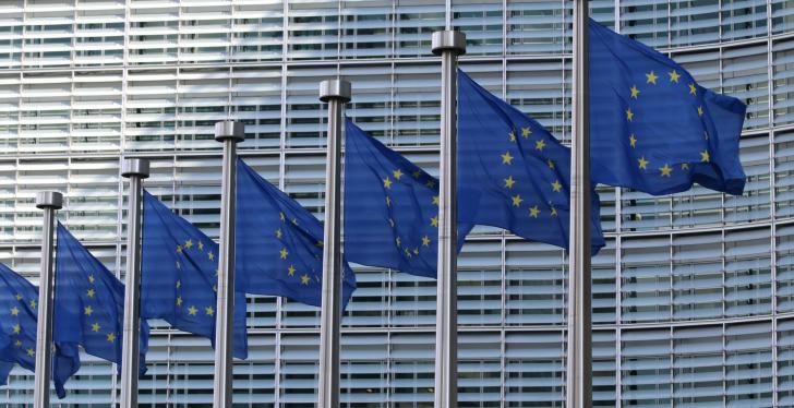 EU Flaggen vor einem Gebäude; Copyright: Guillaume Périgois/Unsplash...