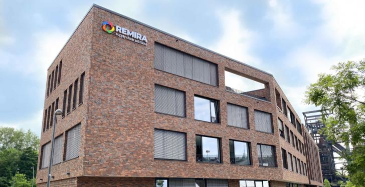 Ein Gebäude mit Firmenlogo von Remira drauf; copyright: Remira...