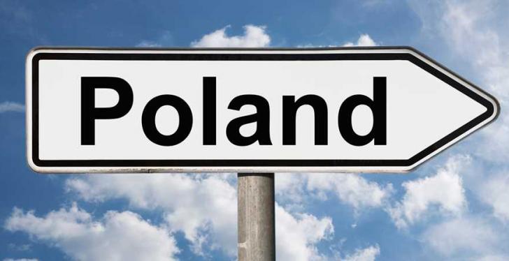 Ein Wegweiser mit der Aufschrift Poland