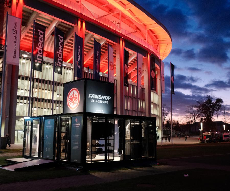 Foto: Eintracht Frankfurt und payfree eröffnen ersten Self-Service Fanshop der...