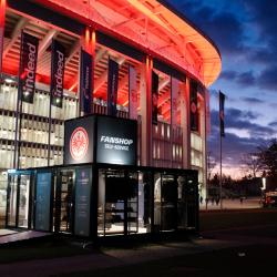 Thumbnail-Foto: Eintracht Frankfurt und payfree eröffnen ersten Self-Service Fanshop der...