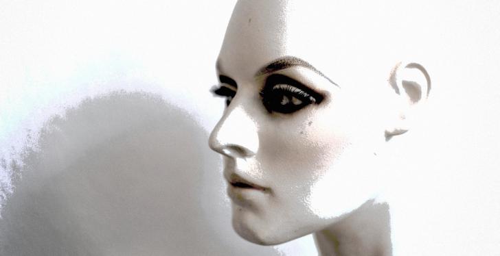 Ein geschminkter Kopf einer weiblichen Mannequin in Nahaufnahme; copyright:...