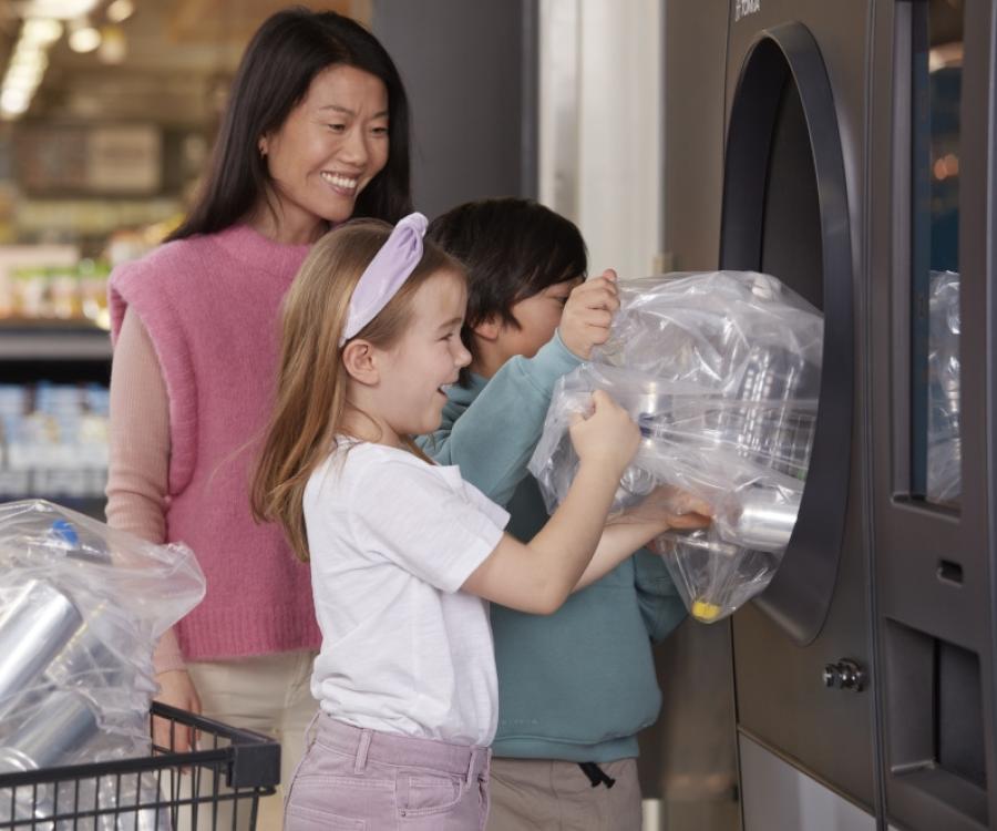 Foto: Test eines innovativen Pfandautomaten bei Kaufland in Wiesbaden...