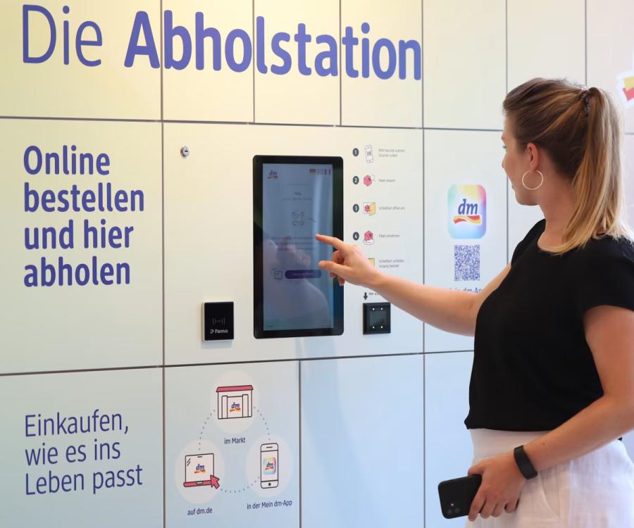 Foto: dm rollt Abholstationen aus