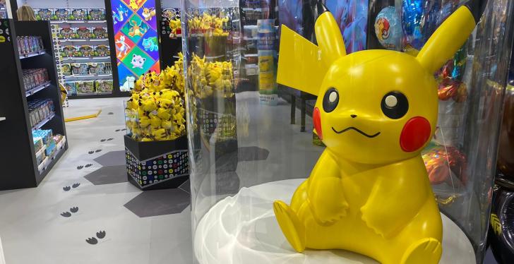 Eine große Pikachu-Figur sitzt im neuen duo flagshipstore...