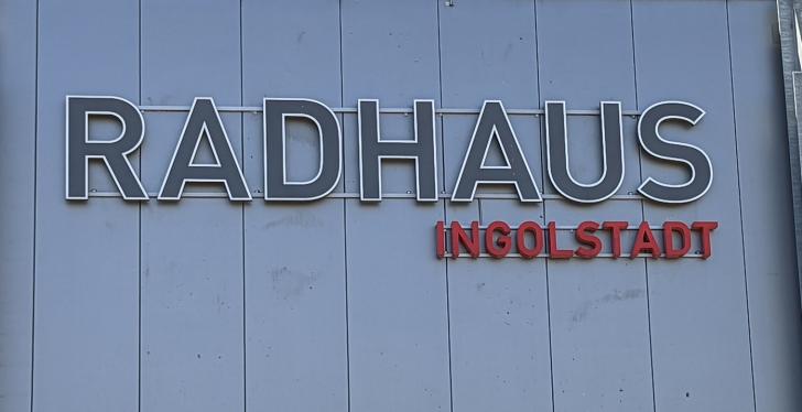 Radhaus Ingolstadt steht in großen Buchstaben an einer Fassade...