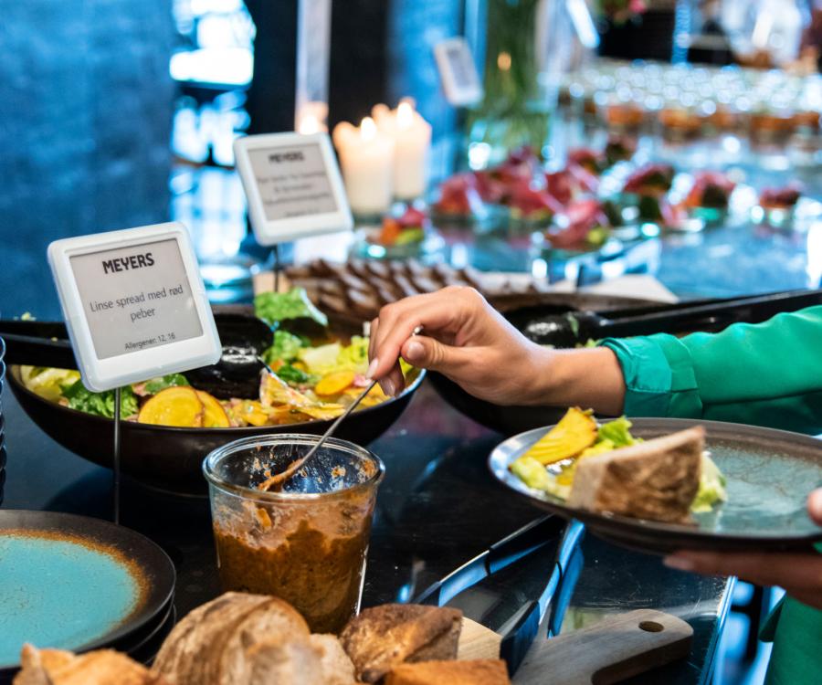 Foto: Digitale Buffetschilder schaffen Übersicht in den Meyers Kantinen...