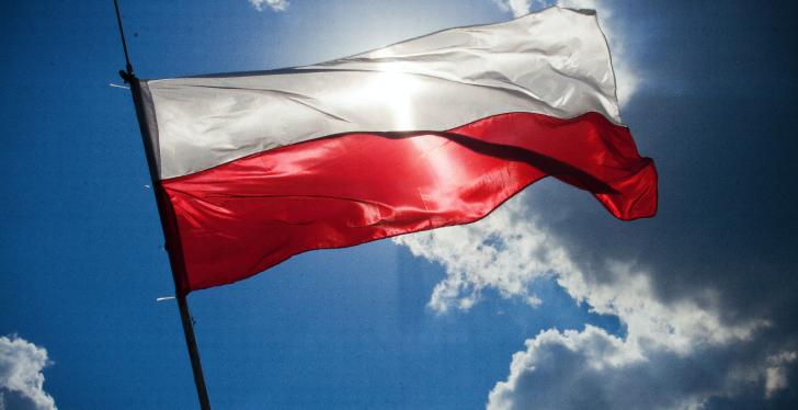 Eine polnische Flagge vor einem bewölkten Himmel