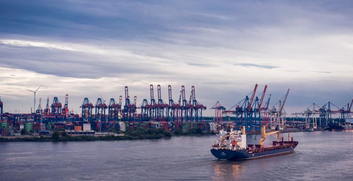 Ein Containerschiff fährt vor den Landungsbrücken am Hamburger Hafen...