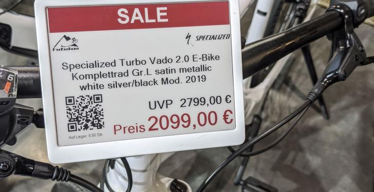 Ein elektronisches Preisschild an einem Fahrrad