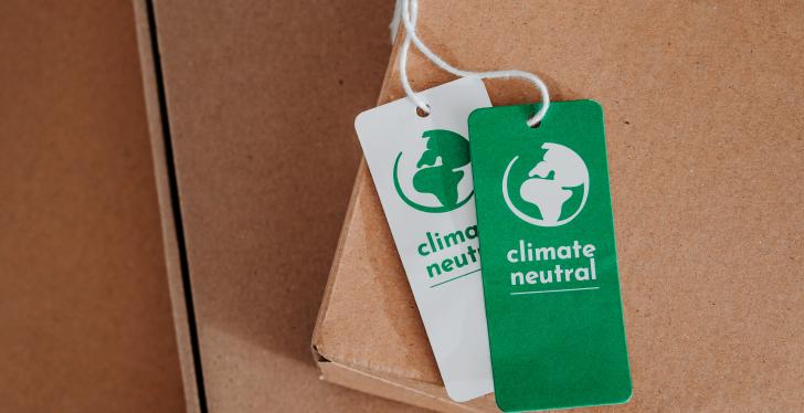 Etikett in grün-weiß Klimaneutral auf einem Karton...