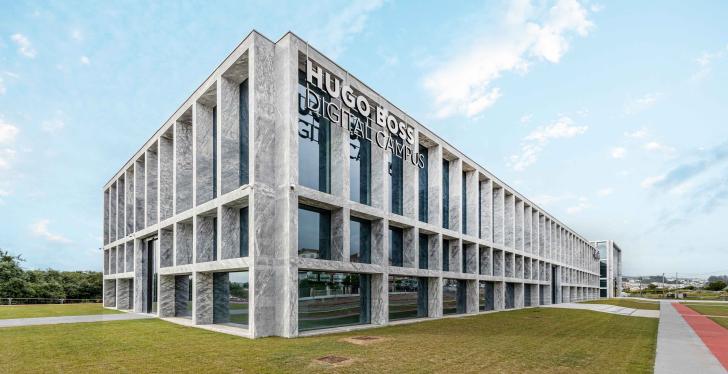 Außenansicht eines großen Gebäudes mit der Aufschrift Hugo Boss Digital...