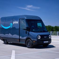 Thumbnail-Foto: Amazon bringt erste elektrische Lieferfahrzeuge von Rivian nach...