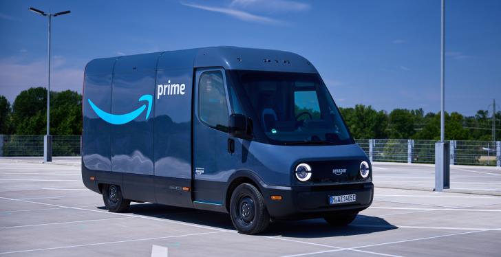 Ein blauer Transporter mit dem Amazon Prime Logo