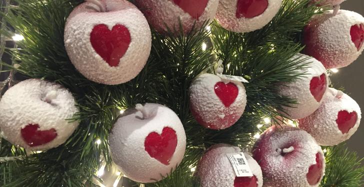 Weiße Weihnachts-Kugeln mit einem Herz, an einem Tannenbaum....