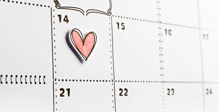 Kalender bei dem der 14 Februar mit einem Herz markiert ist....