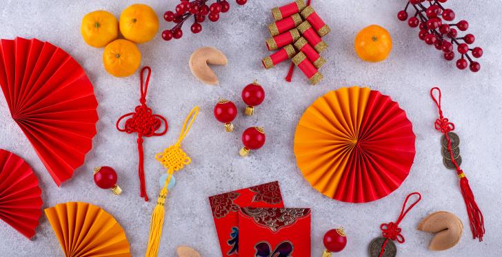 Festliche Gegenstände, die traditionell für das chinesische Neujahr verwendet...