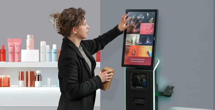 Eine Frau bedient eine Kiosk-Lösung