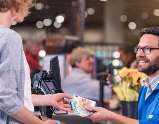 Foto: Fast zwei Drittel der Deutschen nutzen Cash-Back-Bargeldservice...