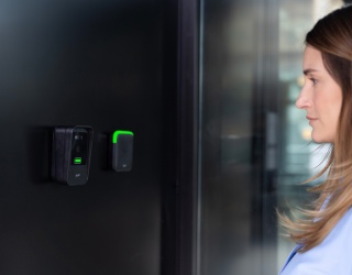 SicherheitsExpo 2025: Salto vereint  Zutrittskontrolle mit Türkommunikation, Biometrie  und Besuchermanagement