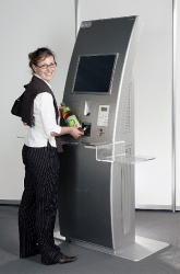 Selbstbedienungs- terminal mit Thales Bezahlterminal...