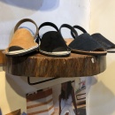 Sandalen auf einem runden Regalbrett aus Holz